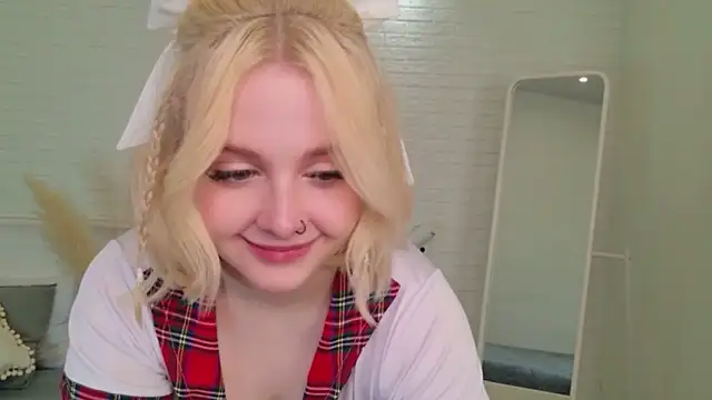 Snapshot of Sabrina_Roose chatting on 14, 4, 2026 Sabrina Roose online show from 14, 4, 2026