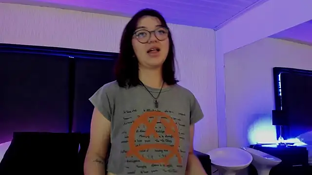 Snapshot of LilithBluum chatting on 5, 4, 2026 LilithBluum online show from 5, 4, 2026