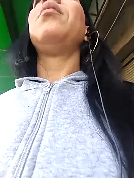 Snapshot of Camillemonroe_ chatting on 27, 4, 2026 Camillemonroe online show from 27, 4, 2026