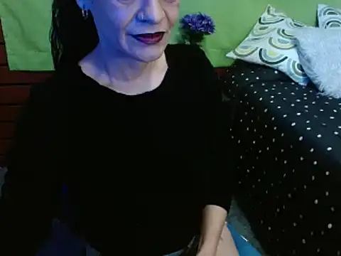 Snapshot of _Alexandra_Jones chatting on 6, 4, 2026 Alexandra Jones online show from 6, 4, 2026