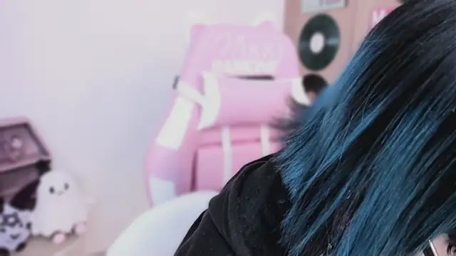 Snapshot of shes_creepy chatting on 10, 4, 2026 shes creepy online show from 10, 4, 2026