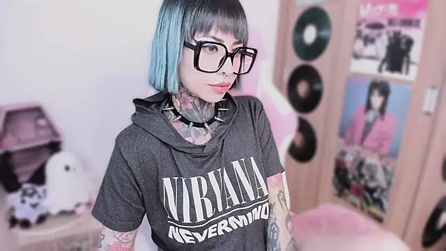 Snapshot of shes_creepy chatting on 15, 4, 2026 shes creepy online show from 15, 4, 2026