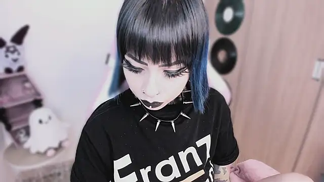 Snapshot of shes_creepy chatting on 5, 5, 2026 shes creepy online show from 5, 5, 2026