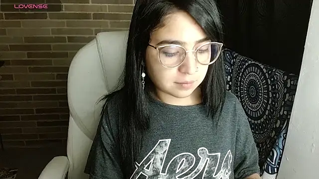 Snapshot of sweet-little chatting on 9, 4, 2026 sweet-little online show from 9, 4, 2026