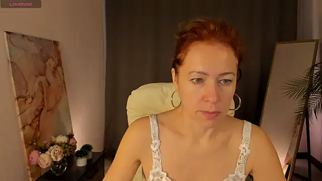 Snapshot of LeticiaRomano chatting on 4, 4, 2026 LeticiaRomano online show from 4, 4, 2026