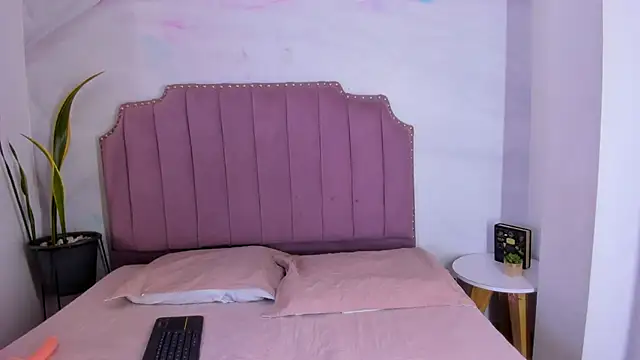 Snapshot of alina-leon chatting on 15, 3, 2026 alina-leon online show from 15, 3, 2026