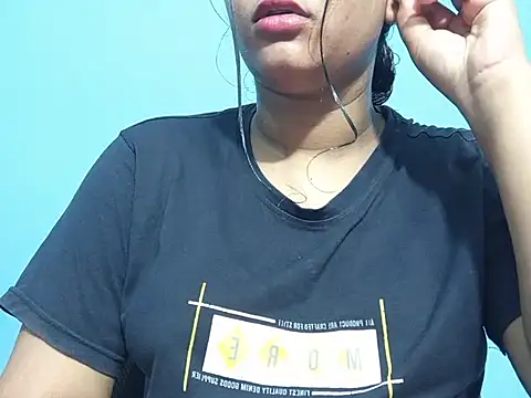 Snapshot of Emma_4433 chatting on 4, 4, 2026 Emma 4433 online show from 4, 4, 2026