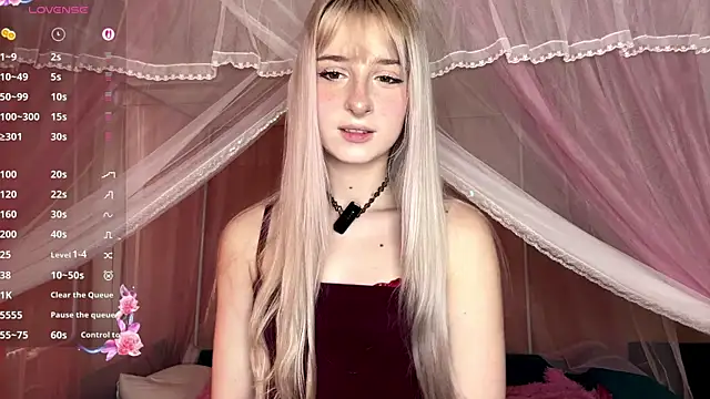 Snapshot of OnlyEva1 chatting on 4, 4, 2026 OnlyEva1 online show from 4, 4, 2026