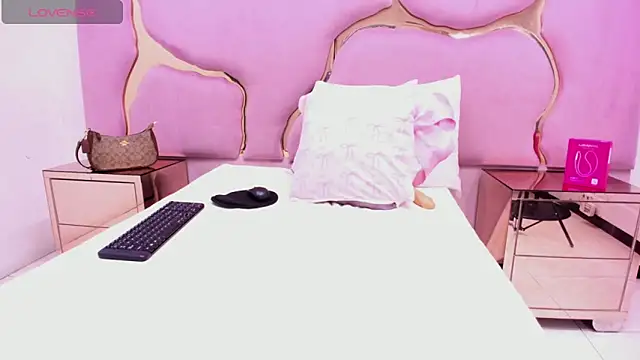 Snapshot of LaurendPink chatting on 1, 4, 2026 LaurendPink online show from 1, 4, 2026