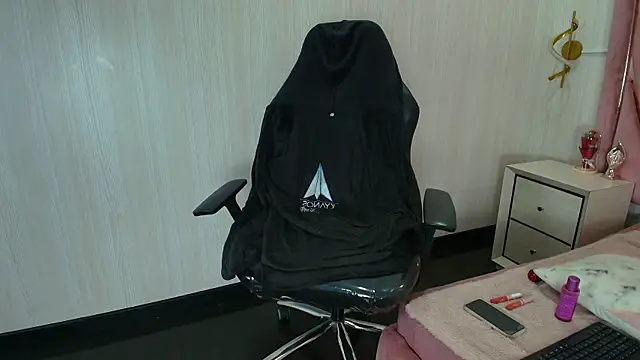 Snapshot of Helenn_Moore chatting on 8, 4, 2026 Helenn Moore online show from 8, 4, 2026