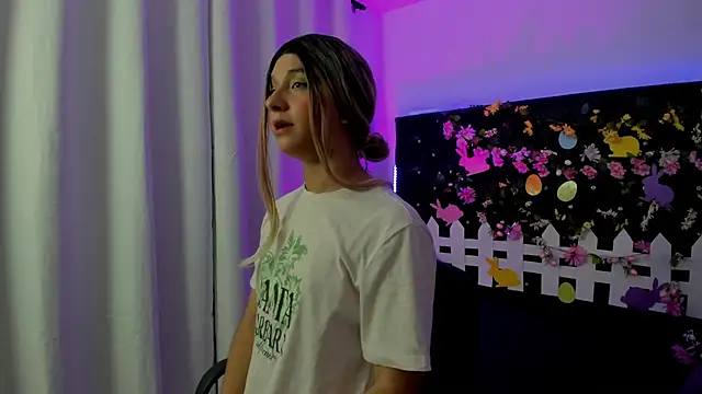 Snapshot of BellaRoge chatting on 8, 4, 2026 BellaRoge online show from 8, 4, 2026