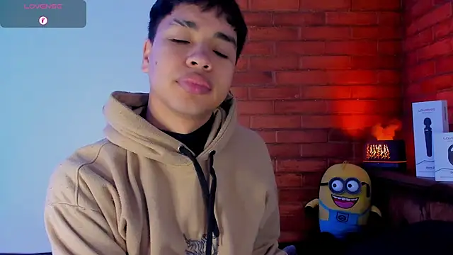 Snapshot of Lee_Colee chatting on 11, 4, 2026 Lee Colee online show from 11, 4, 2026