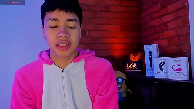 Snapshot of Lee_Colee chatting on 11, 4, 2026 Lee Colee online show from 11, 4, 2026