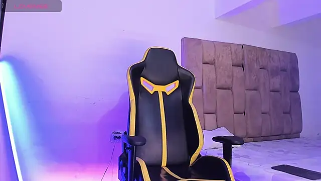 Snapshot of Christopher_Harris_ chatting on 22, 4, 2026 Christopher Harris online show from 22, 4, 2026