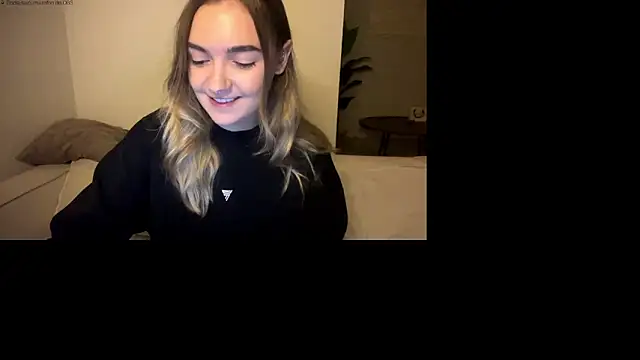 Snapshot of RoxyWet chatting on 5, 6, 2026 RoxyWet online show from 5, 6, 2026