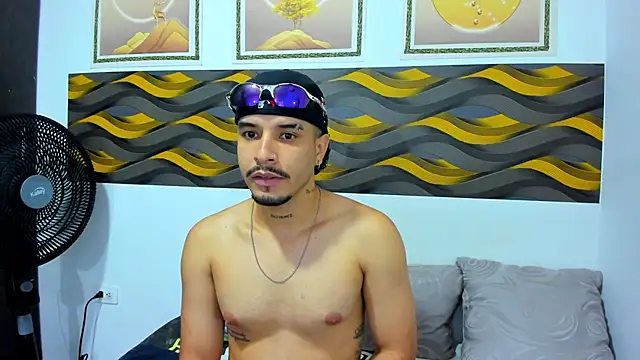 Snapshot of Leon_Hotx chatting on 8, 4, 2026 Leon Hotx online show from 8, 4, 2026