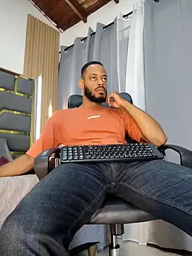 Snapshot of Oliver_bigblack_cock chatting on 24, 4, 2026 Oliver bigblack cock online show from 24, 4, 2026