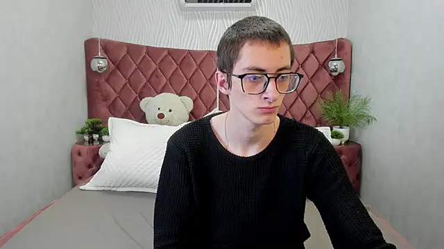 Snapshot of RonBevs chatting on 15, 4, 2026 RonBevs online show from 15, 4, 2026