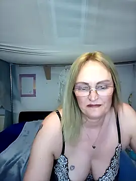 Snapshot of roxy_74 chatting on 13, 4, 2026 roxy 74 online show from 13, 4, 2026