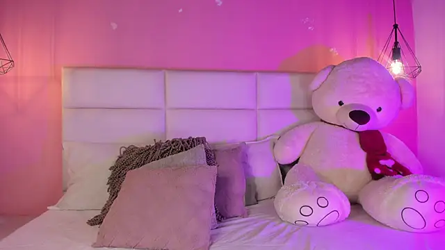 Snapshot of KarolyneLune chatting on 19, 4, 2026 KarolyneLune online show from 19, 4, 2026