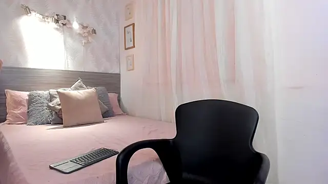 Snapshot of KarolyneLune chatting on 4, 6, 2026 KarolyneLune online show from 4, 6, 2026
