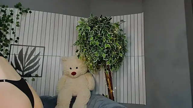 Snapshot of MilaLewi chatting on 15, 4, 2026 MilaLewi online show from 15, 4, 2026