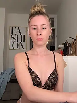 Snapshot of GoldenHoney chatting on 12, 4, 2026 GoldenHoney online show from 12, 4, 2026