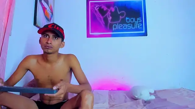 Snapshot of Boys_xxx_ chatting on 19, 4, 2026 Boys xxx online show from 19, 4, 2026