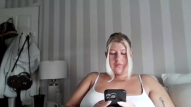 Snapshot of Lexi_Laura chatting on 17, 4, 2026 Lexi Laura online show from 17, 4, 2026