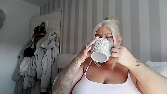 Snapshot of Lexi_Laura chatting on 24, 4, 2026 Lexi Laura online show from 24, 4, 2026