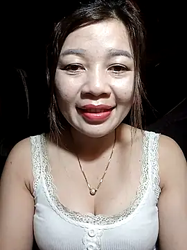 Snapshot of Yiyi102300 chatting on 2, 4, 2026 Yiyi102300 online show from 2, 4, 2026
