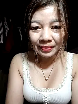 Snapshot of Yiyi102300 chatting on 3, 4, 2026 Yiyi102300 online show from 3, 4, 2026