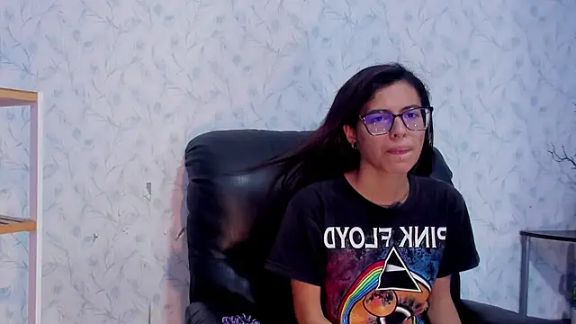 Snapshot of Emily_Lopera chatting on 4, 7, 2026 Emily Lopera online show from 4, 7, 2026