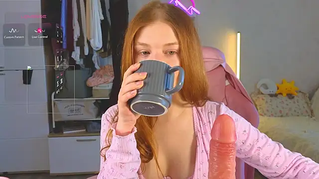 Snapshot of GoldenSunBunny chatting on 8, 6, 2026 GoldenSunBunny online show from 8, 6, 2026
