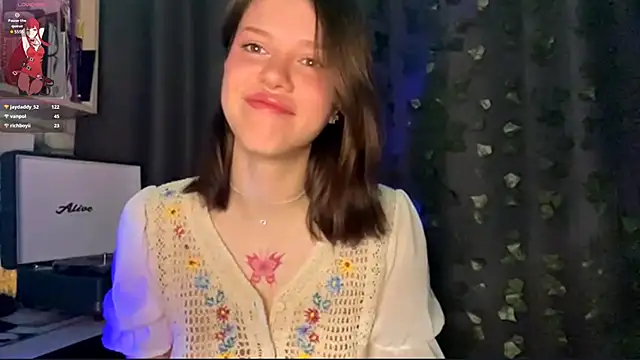 Snapshot of SarahHunnye chatting on 13, 4, 2026 SarahHunnye online show from 13, 4, 2026