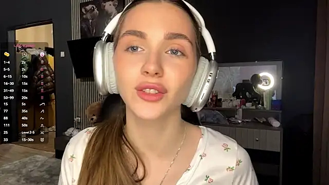 Snapshot of Veluxe chatting on 8, 4, 2026 Veluxe online show from 8, 4, 2026