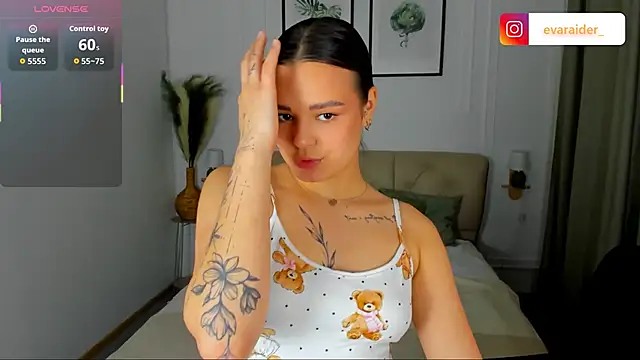 Snapshot of EvaRaider chatting on 22, 4, 2026 EvaRaider online show from 22, 4, 2026