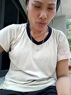 Snapshot of Leiley_98 chatting on 8, 4, 2026 Leiley 98 online show from 8, 4, 2026