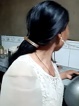 Snapshot of Leiley_98 chatting on 10, 4, 2026 Leiley 98 online show from 10, 4, 2026