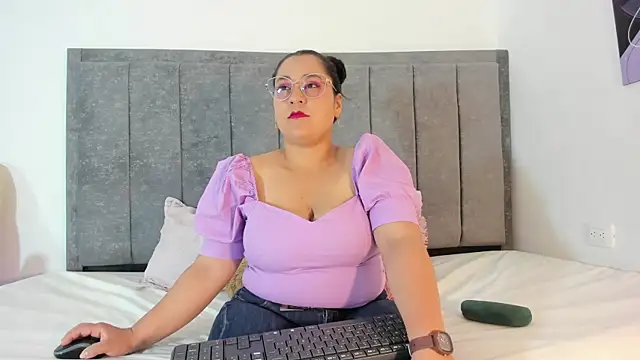 Snapshot of Reina_Mia1 chatting on 4, 4, 2026 Reina Mia1 online show from 4, 4, 2026