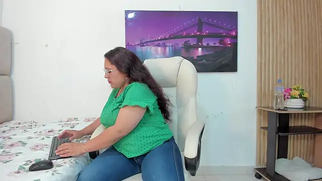 Snapshot of Reina_Mia1 chatting on 16, 4, 2026 Reina Mia1 online show from 16, 4, 2026