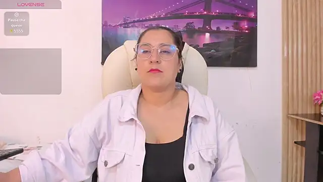 Snapshot of Reina_Mia1 chatting on 17, 4, 2026 Reina Mia1 online show from 17, 4, 2026
