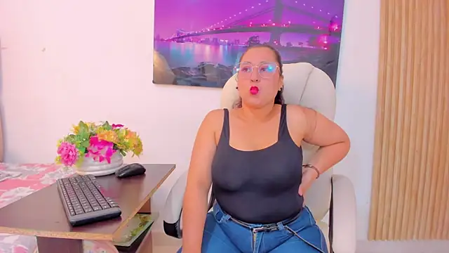 Snapshot of Reina_Mia1 chatting on 28, 4, 2026 Reina Mia1 online show from 28, 4, 2026