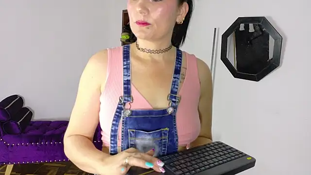 Snapshot of Scarlet_Hiit chatting on 2, 6, 2026 Scarlet Hiit online show from 2, 6, 2026