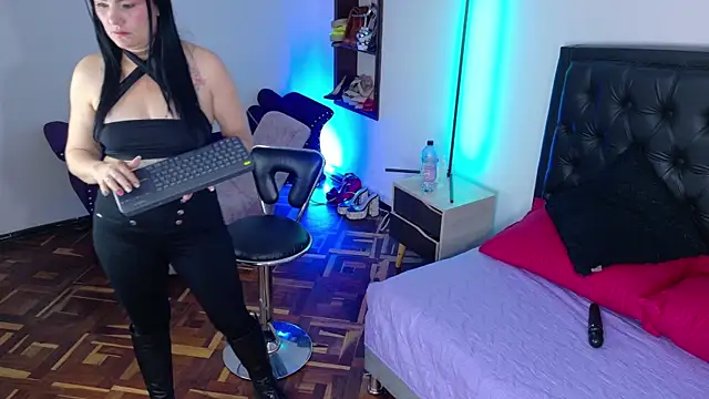 Snapshot of Scarlet_Hiit chatting on 8, 7, 2026 Scarlet Hiit online show from 8, 7, 2026