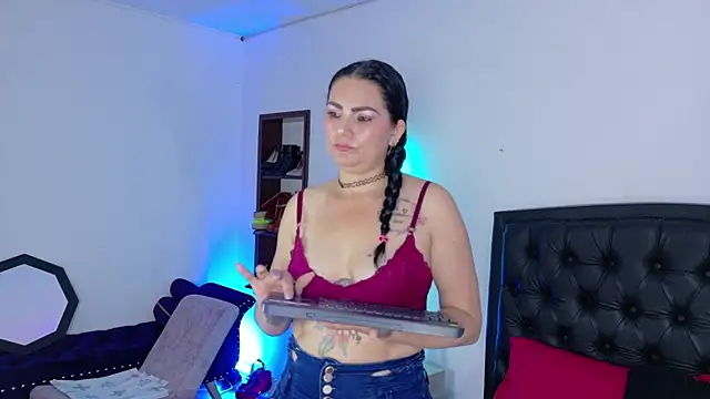 Snapshot of Scarlet_Hiit chatting on 14, 7, 2026 Scarlet Hiit online show from 14, 7, 2026