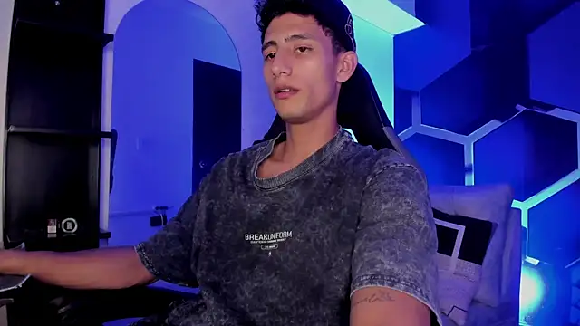 Snapshot of MaxiimoRomano_ chatting on 5, 8, 2026 MaxiimoRomano online show from 5, 8, 2026