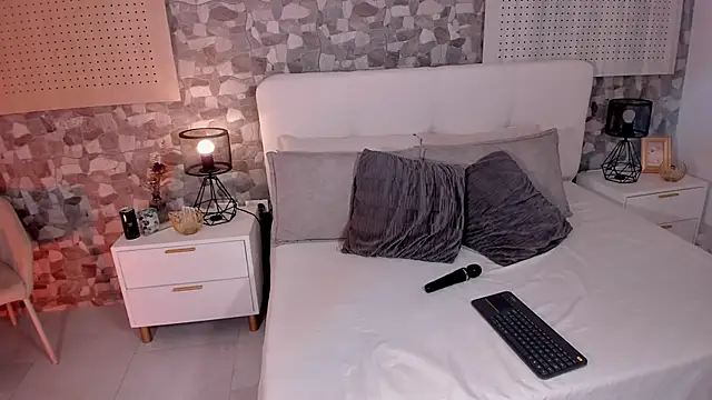 violeta hills  online show from 30, 5, 2026
