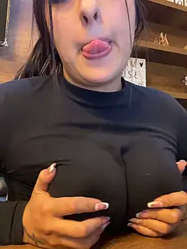 Snapshot of emiiross chatting on 20, 4, 2026 emiiross online show from 20, 4, 2026