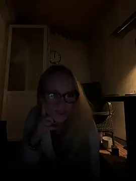 Snapshot of LizzieZ1975 chatting on 6, 6, 2026 LizzieZ1975 online show from 6, 6, 2026